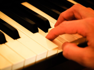 erwachsener lernt keyboard mit keyboardunterricht und keyboardlehrer