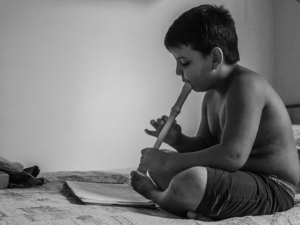 kind lernt blockflöte mit blockflötenunterricht und blockflötenlehrer