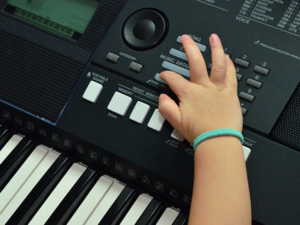 kind lernt keyboard mit keyboardunterricht und keyboardlehrer